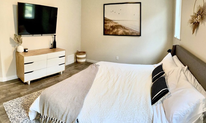Okanagan-Similkameen House | Experience Serenity at the Cottages with Ocean Views