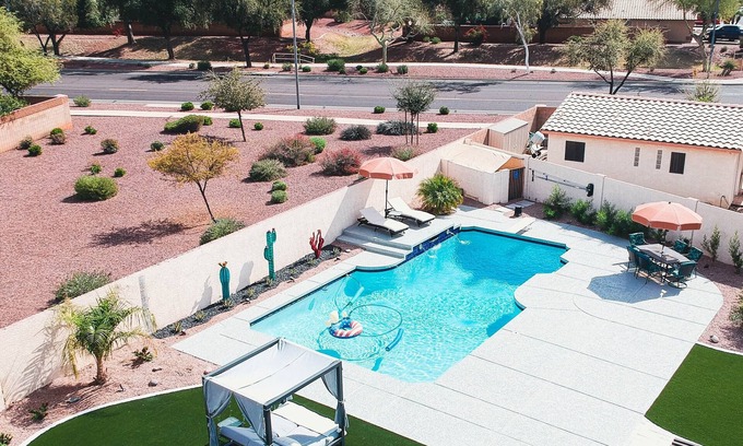 Avondale House | Indulge in a Relaxing Getaway with Hot Tub & Ocean View