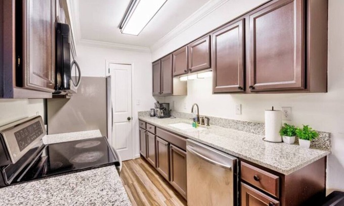 Hoover House | Unwind in a Family-Friendly Hoover Condo with Kitchen