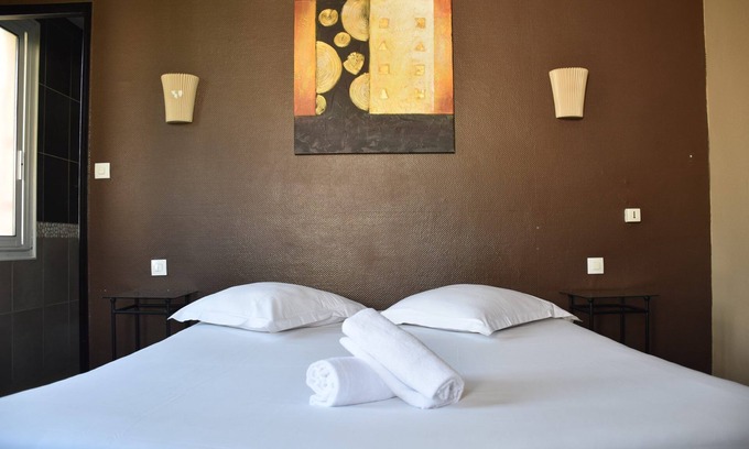 Sanary-sur-Mer Hotel | Relax in Style: Hotel with Private Parking Near the Ocean