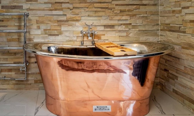 Inverness City Centre Apartment | Experience Relaxation in a Super Sized Villa with Spa