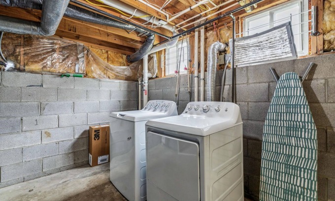 Reynoldsburg House | Unwind in the Berg: Pet-Friendly Stay with Spa & Hot Tub
