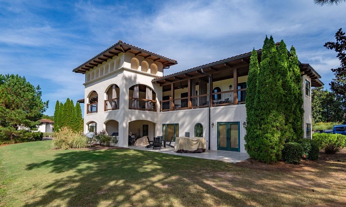 Lake Oconee Apartment | Unwind with Golf Course Views and Premium Spa Amenities