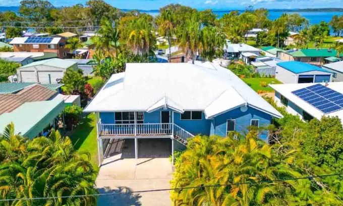 Poona House | Relax in vacay home w/breezes 2 mins from bay/ swim or hike foreshore trails!