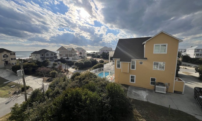 Emerald Isle House | Pet-Friendly 5 BR Cottage with Pool & Ocean Views!