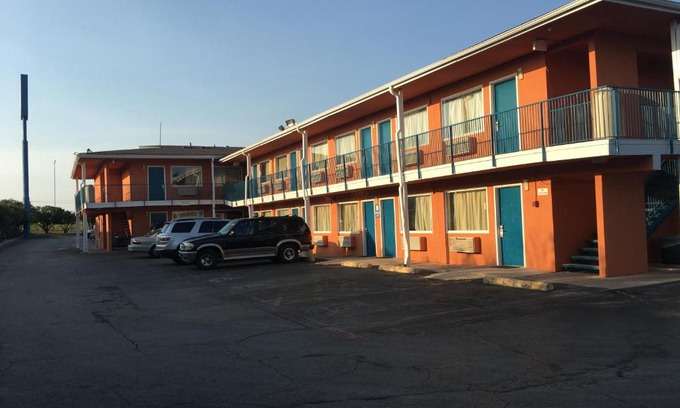 Fort Worth Hotel | Budget-Friendly Relax Inn Forth Worth with Pool Access