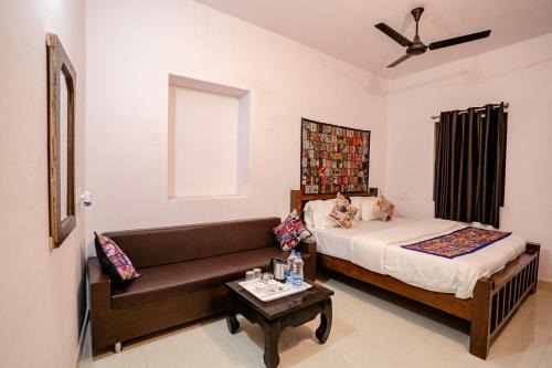 Amar Sagar Pol Hotel | Magico Home Stay: Family-Friendly with Breakfast Included