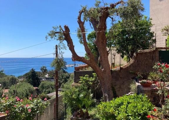Arenzano House | Tranquil Retreat: Family-Friendly Stay with Great Reviews