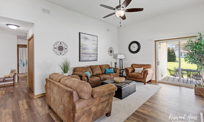 Manteno House | Indulge in Comfy King Beds & High-Speed Internet
