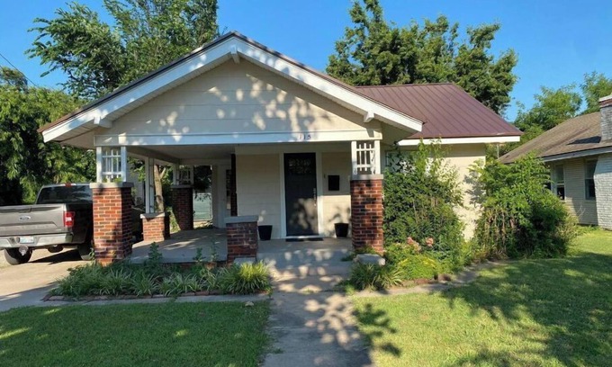 Ponca City House | Serene Retreat by the Lake - Guest Rated 9/10, Family-Friendly