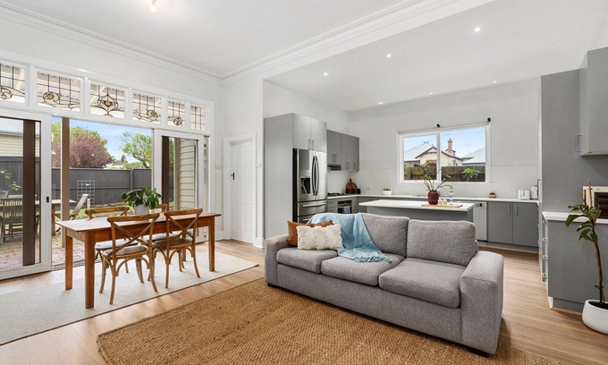 East Geelong House | Unwind at Relax On Orchard: Rated 10/10 with Hot Tub & Breakfast
