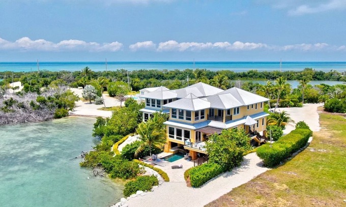 Marathon House | Experience Your Oceanfront Villa Retreat on Seapalm Island