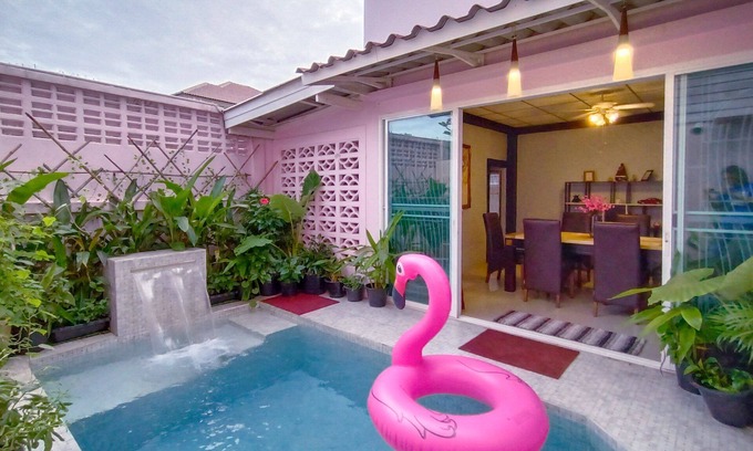 Phra Khanong House | Relaxing Getaway in Bangkok: Pool, Kitchen & Near BTS