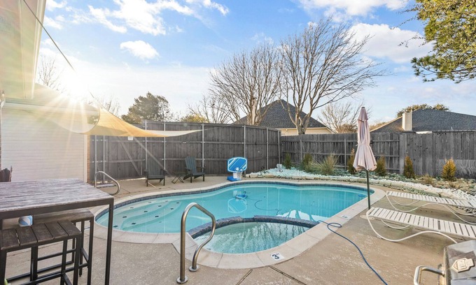 South Arlington House | Unforgettable Getaway: Pool, Spa & Fun Activities Await!