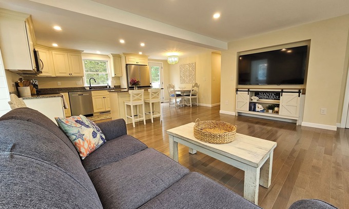 Niantic House | Beautiful 3 Bedroom Retreat with Ocean View Near Boardwalk
