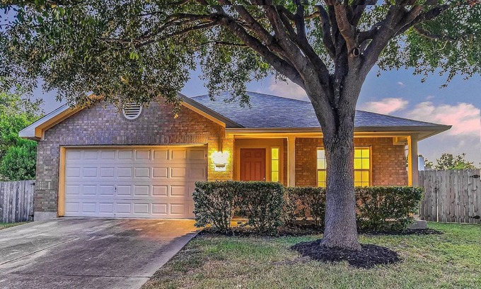 Chandler Creek House | Relax & Recharge in this Cozy Lovely Round Rock Retreat.