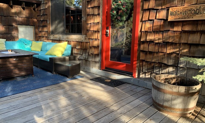 Lincoln Park Cottage | Unwind at Rockwood Cottage with Ocean & Lake Views