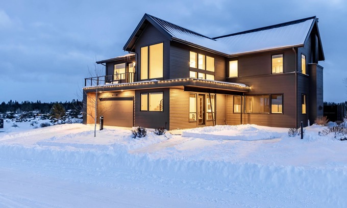 Bend House | Relaxing Retreat with Hot Tub, Pool & Pet-Friendly Perks