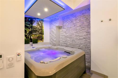 Faubourg Sud Apartment | Indulgent Relax Spa with Hot Tub in Dijon - Rated 9.1/10