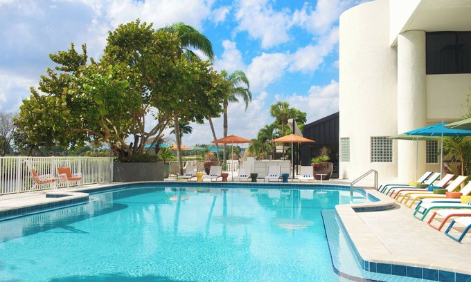 Seybold Hotel | Relax & Unwind: Welcoming Units with Pool Near Cruise Terminals