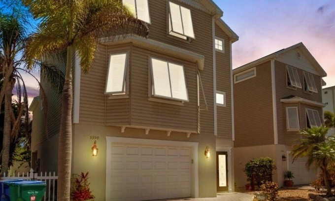 Holmes Beach House | Family Beach House with Ocean View and Top Amenities