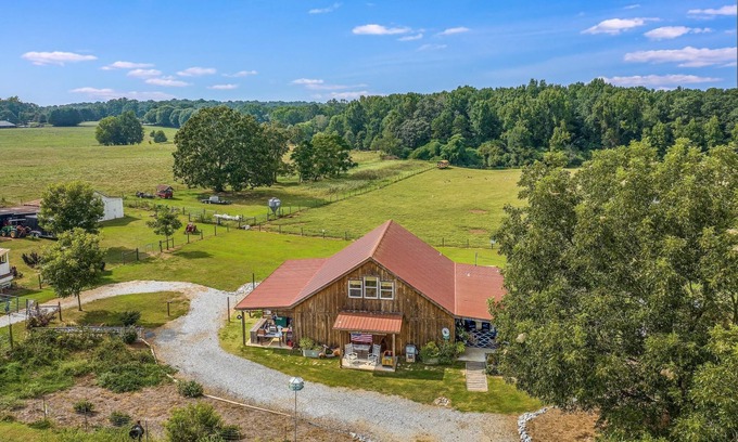 Jefferson House | Experience Tranquility with Highland Cows & Alpacas Retreat