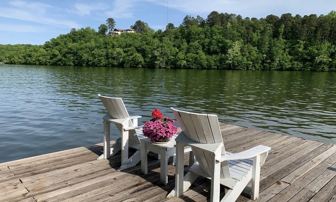 Jones Mills House | Tranquil Cottage Retreat with Lake Views and Spa Amenities