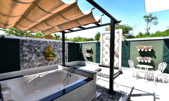 Khlong Bang Ping Hotel | Budget-Friendly Relax Villa Hotel with Hot Tub & Breakfast