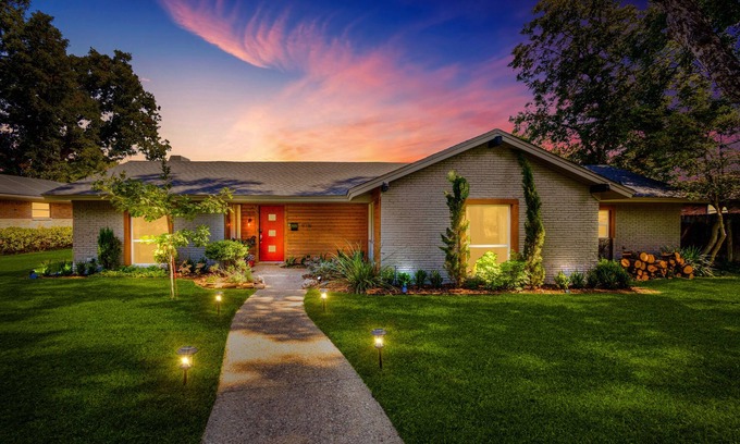 Lake Highlands House | Stylish 5BD/4.5BA Retreat with Pool and Lake Views