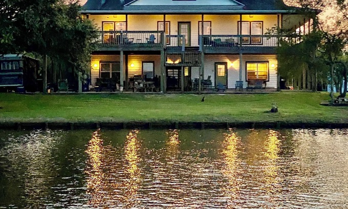 Texas Gulf Coast Region House | Relax with the entire family at this beautiful waterfront home