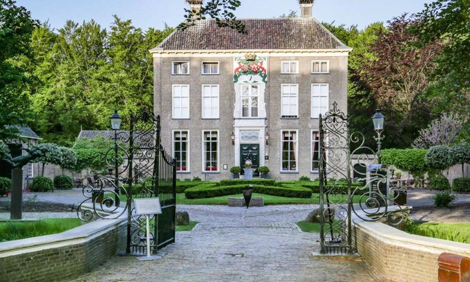 IJhorst House | Family Getaway: Enjoy a Cozy Stay with Spa & Pet-Friendly Perks