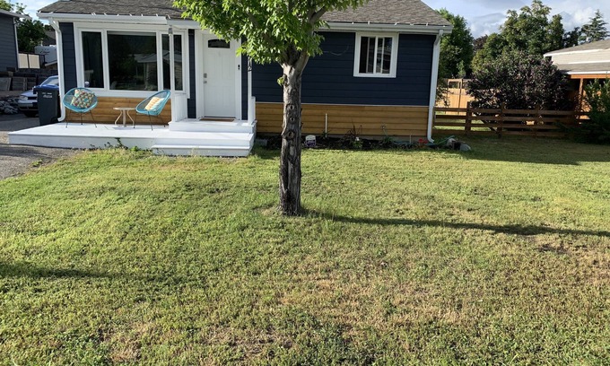 Okanagan-Similkameen House | Unwind in Our Downtown Oasis with Oceanfront Amenities