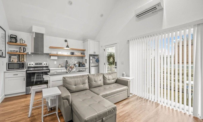 Beaverton House | Ultimate Relaxation Awaits with Breakfast & Family Amenities