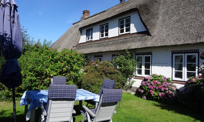Pommerby Apartment | Idyllic Seaside Retreat in a Historic Thatched Cottage
