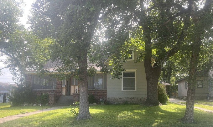 Chanute Bed & Breakfast | Ultimate Relaxation: Enjoy Your Own Floor & Game Room