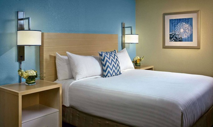 Blue Ash Hotel | Tranquil Getaway in Cincinnati: Modern Units & Breakfast
