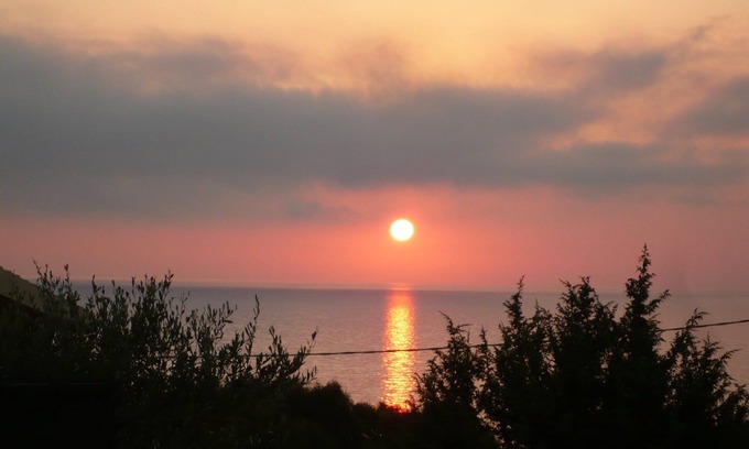 Porto Alabe House | Tranquil Getaway: Oceanfront Stay with Spa & Wi-Fi