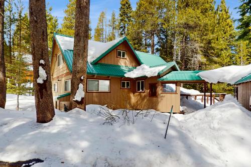 Truckee House | Family Gathering Home with Pool & Hot Tub - Rated 10/10