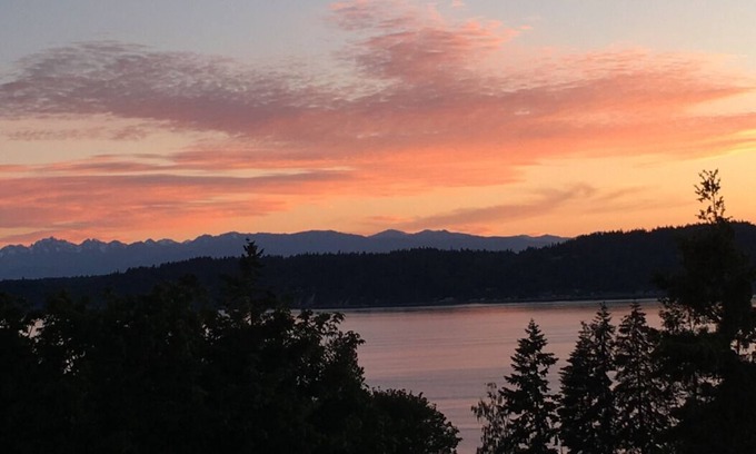 Mukilteo House | Inviting Water/Mountain View Home with Spa & Breakfast