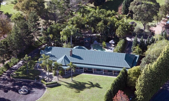 Middle Dural Bed & Breakfast | Relaxin: Family-Friendly Retreat with Pool & Kitchen