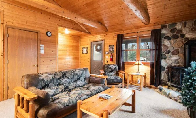 New Lisbon Cabin | Relaxin Cabins: Cozy 2BR Retreat for Families