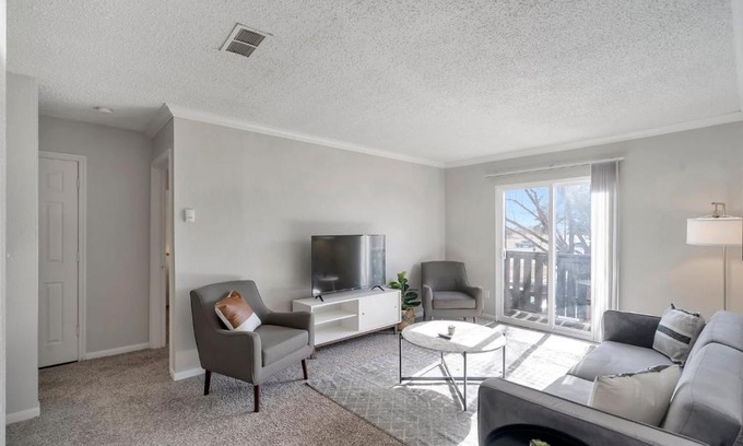 Midland House | Inviting 1BR Suite with Pool - Rated 10/10 by Guests