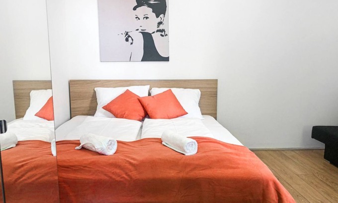 Simmering Apartment | Cozy 2-Bed Apartment with Kitchen for Long Stays