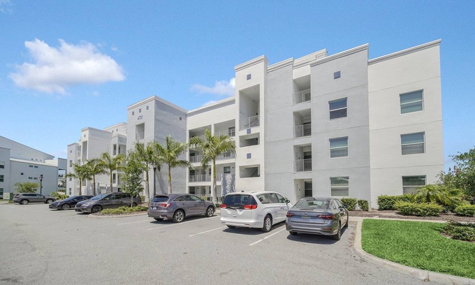 Kissimmee Condo | Cozy 2-Bed Condo at Storey Lake Resort with Pool & Spa