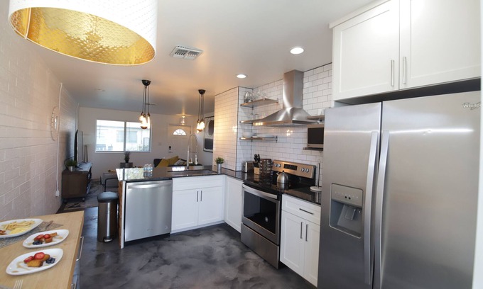Camelback East Condo | Relaxing 2bd~1ba king bed~sleeps 4