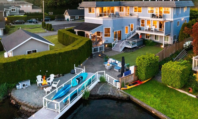 Lake Stevens House | Lakefront Haven: 4 Bed, Spa & Hot Tub on Lake Stevens