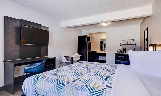 Rock Springs House | Pet-Friendly Retreat Near Century West Park with Free Parking