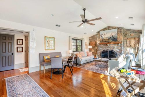 Aldie House | Relaxing Aldie Retreat with Fireplaces and Pool