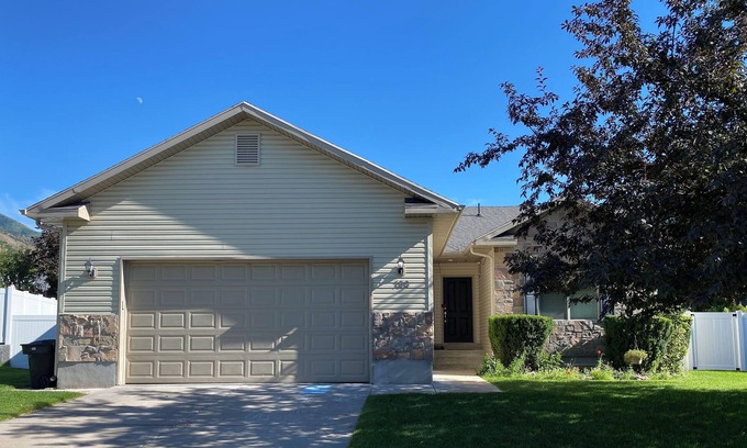 Providence House | Ideal Getaway for Families & Business Near Logan and Recreation