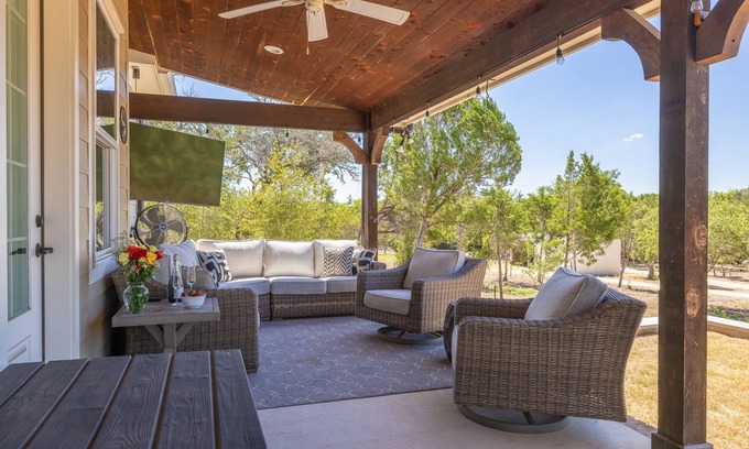 Austin House | Exceptional Guest House with Spa on 5-Acre Retreat